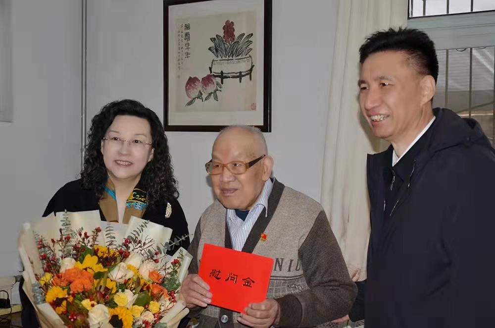 濟(jì)南產(chǎn)發(fā)集團(tuán)黨委副書記、總經(jīng)理黃蓓走訪慰問離休老干部、老黨員