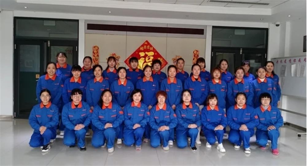 巾幗綻芳華！金鐘科技集團(tuán)精密儀器車間應(yīng)變計(jì)班：精密儀器生產(chǎn)線上的“解題人”